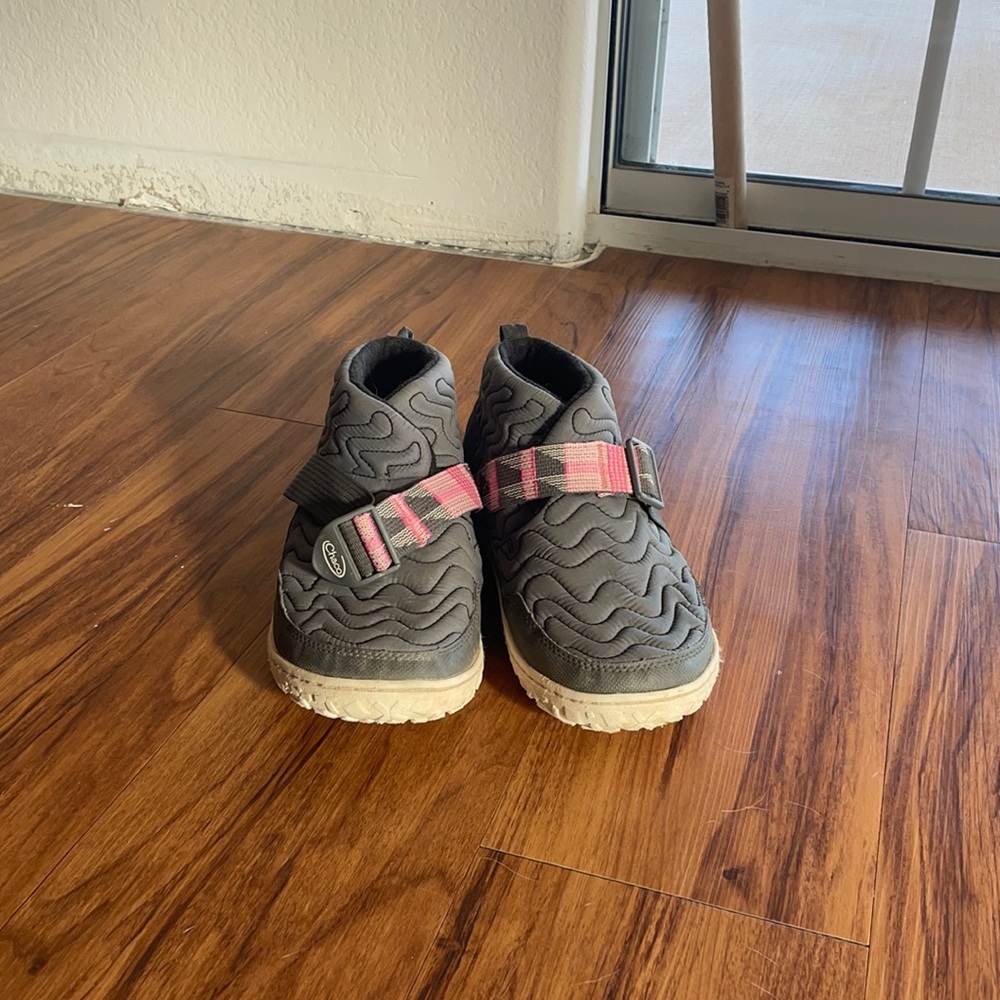 Size 9 Chaco camp slippers in grey with pink accents